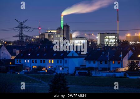 Schornstein der Restmüllverbrennungsanlage AVG, Fordwerke in Niehl, Wohngebiet in Köln-Merkenich, Köln, NRW, Deutschland, Industriegebiet Köln *** Schornstein der Restmüllverbrennungsanlage AVG, Fordwerke in Niehl, Wohngebiet in Köln Merkenich, Köln, NRW, Deutschland, Industriegebiet Köln Stockfoto