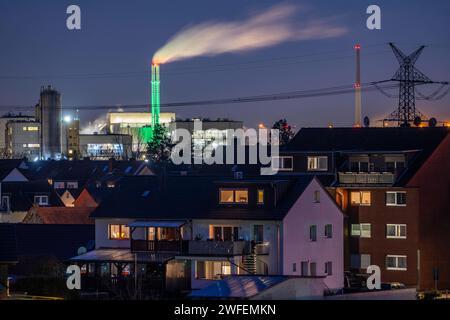Schornstein der Restmüllverbrennungsanlage AVG, Fordwerke in Niehl, Wohngebiet in Köln-Merkenich, Köln, NRW, Deutschland, Industriegebiet Köln *** Schornstein der Restmüllverbrennungsanlage AVG, Fordwerke in Niehl, Wohngebiet in Köln Merkenich, Köln, NRW, Deutschland, Industriegebiet Köln Stockfoto