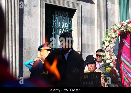 La Paz, BOLIVIEN; 24. Januar 2015. Der bolivianische Präsident Evo Morales wird durch die Flammen eines einheimischen Räucherbrenners gesehen, während er eine Rede vor dem Präsidentenpalast zu Beginn des Alasitas-Festivals in La Paz hält. Stockfoto