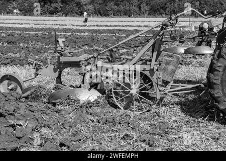 Drayton.Somerset.United Kingdom.19. August 2023.ein antiker Pflug wird bei einem Pflügen auf einer Yesterdays-Landwirtschaftsveranstaltung verwendet Stockfoto