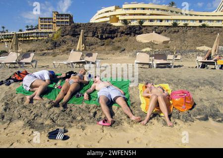 Schlafende Urlauber am Strand von Jandia auf Fuerteventura Süd am 09.01.2012. *** Schlafurlauber am Strand von Jandia auf Fuerteventura Süd am 09 01 2012 Stockfoto