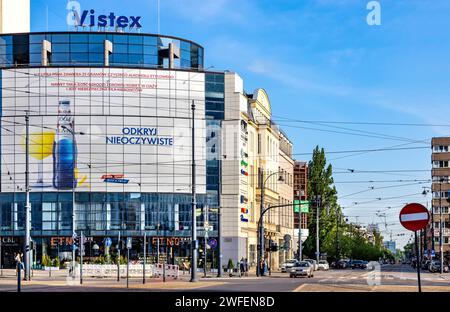 Lodz, Polen - 21. Mai 2023: Büro- und Einkaufskomplex Pilsudskiego 5 in der Mickiewicza Straße im historischen Stadtzentrum der Altstadt von Lodz Stockfoto