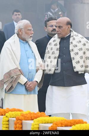 Neu-Delhi, Indien. 30. Januar 2024. NEW DELHI, INDIEN - JANUAR 30: Premierminister Narendra Modi, der Verteidigungsminister der Union Rajnath Singh, nahm an der Gebetssitzung Teil, nachdem er Mahatma Gandhi am Märtyrertag geehrt hatte, anlässlich des Todestages des Vaters der Nation, am 30. Januar 2024 in Neu-Delhi, Indien. (Foto: Ajay Aggarwal/Hindustan Times/SIPA USA) Credit: SIPA USA/Alamy Live News Stockfoto