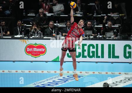 Casalecchio Di Reno, Italien. Januar 2024. Ben Tara Wassim #10 von Sir Susa VIM Perugia wurde während des Goldmedaillenspiels „Del Monte Coppa Italia“ SuperLega 23/24 zwischen Sir Susa VIM Perugia und Mint Vero Volley Monza in der Unipol Arena in Aktin gesehen. Endpunktzahl: Perugia 3:1 Monza. (Foto: Marco Zaccagnini/SOPA Images/SIPA USA) Credit: SIPA USA/Alamy Live News Stockfoto