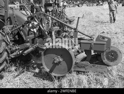 Drayton.Somerset.United Kingdom.19. August 2023.ein antiker Pflug wird bei einem Pflügen auf einer Yesterdays-Landwirtschaftsveranstaltung verwendet Stockfoto