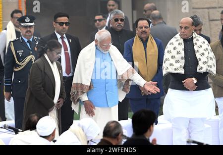 Neu-Delhi, Indien. 30. Januar 2024. NEU-DELHI, INDIEN - JANUAR 30: Präsident Droupadi Murmu, Premierminister Narendra Modi und Verteidigungsminister der Union Rajnath Singh nahmen an der Gebetssitzung Teil, nachdem sie Mahatma Gandhi am Märtyrertag geehrt hatten, die anlässlich des Todestages des Vaters der Nation in Rajghat am 30. Januar 2024 in Neu-Delhi, Indien, begangen wurde. (Foto: Ajay Aggarwal/Hindustan Times/SIPA USA) Credit: SIPA USA/Alamy Live News Stockfoto