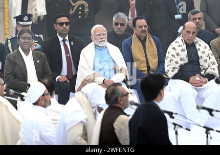 Neu-Delhi, Indien. 30. Januar 2024. NEU-DELHI, INDIEN - JANUAR 30: Präsident Droupadi Murmu, Premierminister Narendra Modi und Verteidigungsminister der Union Rajnath Singh nahmen an der Gebetssitzung Teil, nachdem sie Mahatma Gandhi am Märtyrertag geehrt hatten, die anlässlich des Todestages des Vaters der Nation in Rajghat am 30. Januar 2024 in Neu-Delhi, Indien, begangen wurde. (Foto: Ajay Aggarwal/Hindustan Times/SIPA USA) Credit: SIPA USA/Alamy Live News Stockfoto