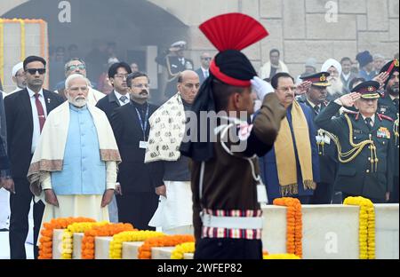 Neu-Delhi, Indien. 30. Januar 2024. NEW DELHI, INDIEN - JANUAR 30: Premierminister Narendra Modi, der Verteidigungsminister der Union Rajnath Singh, nahm an der Gebetssitzung Teil, nachdem er Mahatma Gandhi am Märtyrertag geehrt hatte, anlässlich des Todestages des Vaters der Nation, am 30. Januar 2024 in Neu-Delhi, Indien. (Foto: Ajay Aggarwal/Hindustan Times/SIPA USA) Credit: SIPA USA/Alamy Live News Stockfoto