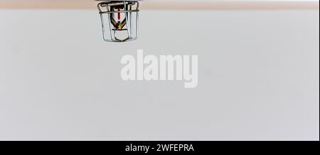 An der Decke installierter Sprinkleranlage Brandschutzanlagen in modernen Gebäuden Stockfoto