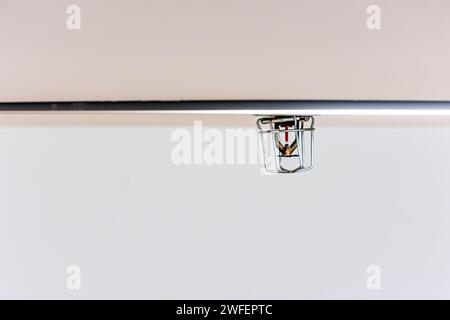 An der Decke installierter Sprinkleranlage Brandschutzanlagen in modernen Gebäuden Stockfoto