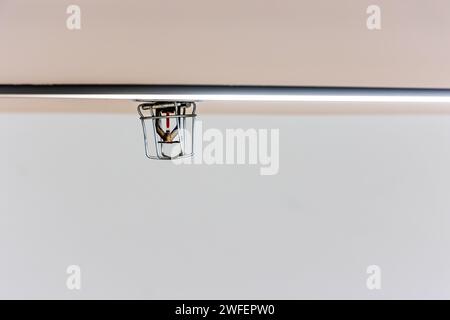 An der Decke installierter Sprinkleranlage Brandschutzanlagen in modernen Gebäuden Stockfoto