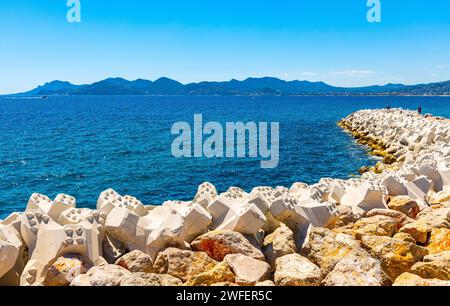 Cannes, Frankreich - 31. Juli 2022: Panorama am Meer von Cannes mit Wellenbrecher und Yachthafen an der französischen Mittelmeerküste Stockfoto