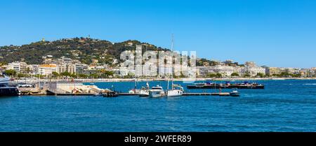 Cannes, Frankreich - 31. Juli 2022: Das Hafenpanorama im Stadtzentrum von Cannes mit historischer Altstadt, Stadtteil Ville und Yachthafen an der Mittelmeerküste Stockfoto