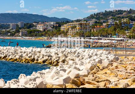 Cannes, Frankreich - 31. Juli 2022: Panorama am Meer von Cannes mit Wellenbrecher und Yachthafen an der französischen Mittelmeerküste Stockfoto