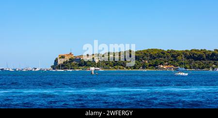 Cannes, Frankreich - 31. Juli 2022: Ile Sainte Marguerite Island Panorama mit Royal Fort Castle und Yacht Segeln auf dem Mittelmeer vor der Küste ca. Stockfoto