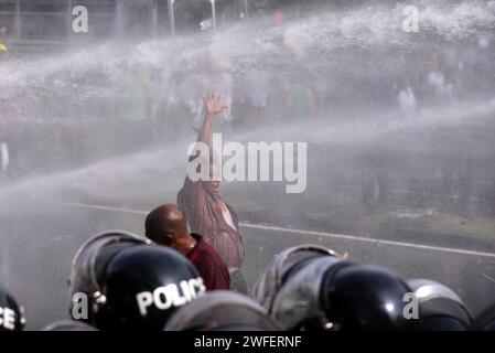 Colombo, Sri Lanka. 30. Januar 2024. Die Oppositionspartei Sri Lankas (Samagi Jana Balawegaya) begann eine Versammlung in der Nähe des Viharamahadevi-Parks und forderte die Regierung auf, die Demokratie zu stärken, den wirtschaftlichen Druck auf die Bevölkerung des Landes zu verringern und den Menschen ein freies Leben zu ermöglichen. Die Polizei feuerte Tränengas und Wasserkanone auf den Protest in der Nähe der Nationalbibliothek ab. (Foto: Ruwan Walpola/Pacific Press) Credit: Pacific Press Media Production Corp./Alamy Live News Stockfoto