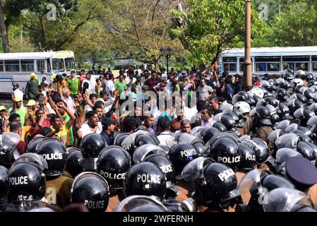 Colombo, Sri Lanka. 30. Januar 2024. Die Oppositionspartei Sri Lankas (Samagi Jana Balawegaya) begann eine Versammlung in der Nähe des Viharamahadevi-Parks und forderte die Regierung auf, die Demokratie zu stärken, den wirtschaftlichen Druck auf die Bevölkerung des Landes zu verringern und den Menschen ein freies Leben zu ermöglichen. Die Polizei feuerte Tränengas und Wasserkanone auf den Protest in der Nähe der Nationalbibliothek ab. (Foto: Ruwan Walpola/Pacific Press) Credit: Pacific Press Media Production Corp./Alamy Live News Stockfoto