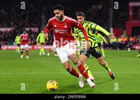 Andrew Omobamidele aus Nottingham Forest unter Druck von Jakub Kiwior aus Arsenal während des Premier League-Spiels zwischen Nottingham Forest und Arsenal auf dem City Ground, Nottingham, am Dienstag, den 30. Januar 2024. (Foto: Jon Hobley | MI News) Credit: MI News & Sport /Alamy Live News Stockfoto