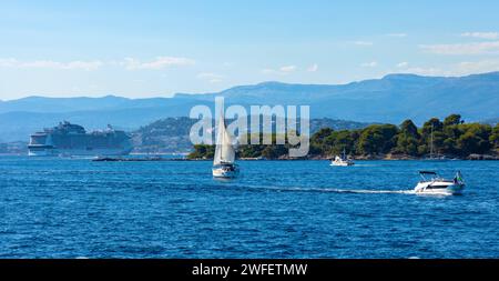 Cannes, Frankreich - 31. Juli 2022: Jachten und Boote auf den Gewässern des Mittelmeers vor Cannes und der Insel Ile Sainte Marguerite an der französischen Riviera Stockfoto