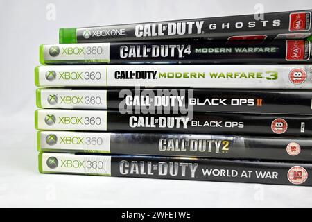 Call of Duty COD Videospiele Stacked Pile – Wales, Großbritannien – 29. Januar 2024 Stockfoto