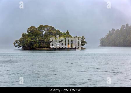 Das Blanket Bay Hotel, ein kommerzielles Angellager und Tanklager auf einer kleinen Insel am Anfang des Doubtful Sound/Patea, Fiordland/Te Ru Stockfoto