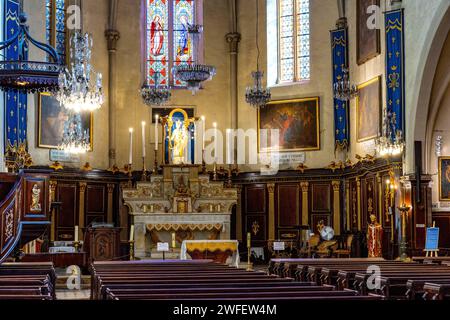 Cannes, Frankreich - 31. Juli 2022: Hauptschiff und Presbyterie der Eglise Notre Dame d'Esperance Our Lady Kirche in der historischen Burghügel-Altstadt von Cannes A. Stockfoto