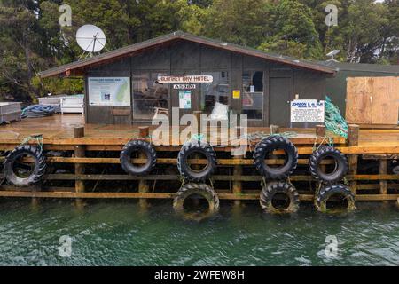 Regnerischer Tag im Blanket Bay Hotel, einem kommerziellen Lager zum Nachfüllen und Auftanken von Angeln am Doubtful Sound, Fiordland, Neuseeland, Südinsel Stockfoto