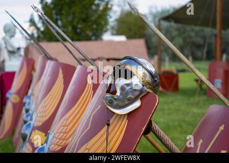 Der alte römische Legionärshelm auf einem roten Legionärschild Stockfoto