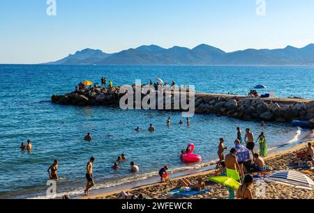 Cannes, Frankreich - 31. Juli 2022: Touristen sonnen sich am Strand Plage du Midi am Mittelmeerküsten der französischen Riviera Azure Stockfoto