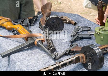 Deutsche und sowjetische Waffen, Pistolen, Maschinenpistolen und militärische Ausrüstung Stockfoto