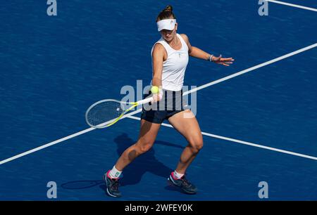 Caroline Garcia (Frankreich) gegen Barbora Krejcikova (Tschechische Republik) während ihres Einzel-Runde-1-Spiels im Rahmen der Dubai Duty Free Tennis Championships WTA 500 am 14. Februar 2022 in Dubai, Vereinigte Arabische Emirate. Foto von Victor Fraile / Power Sport Images Stockfoto