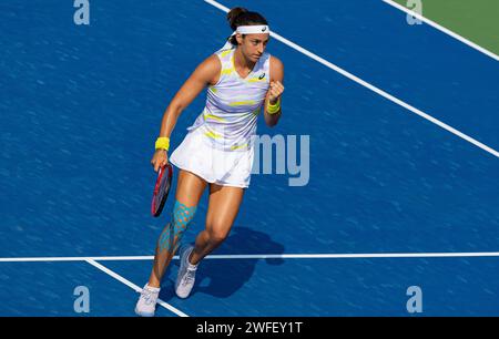 Caroline Garcia (Frankreich) gegen Barbora Krejcikova (Tschechische Republik) während ihres Einzel-Runde-1-Spiels im Rahmen der Dubai Duty Free Tennis Championships WTA 500 am 14. Februar 2022 in Dubai, Vereinigte Arabische Emirate. Foto von Victor Fraile / Power Sport Images Stockfoto