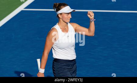 Caroline Garcia (Frankreich) gegen Barbora Krejcikova (Tschechische Republik) während ihres Einzel-Runde-1-Spiels im Rahmen der Dubai Duty Free Tennis Championships WTA 500 am 14. Februar 2022 in Dubai, Vereinigte Arabische Emirate. Foto von Victor Fraile / Power Sport Images Stockfoto