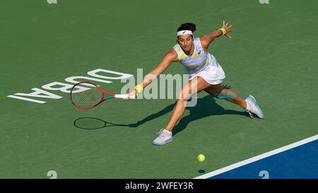 Caroline Garcia (Frankreich) gegen Barbora Krejcikova (Tschechische Republik) während ihres Einzel-Runde-1-Spiels im Rahmen der Dubai Duty Free Tennis Championships WTA 500 am 14. Februar 2022 in Dubai, Vereinigte Arabische Emirate. Foto von Victor Fraile / Power Sport Images Stockfoto