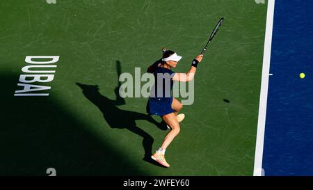 Vera Zvonareva von Russland gegen Jabeur von Tunesien während ihres Singles Runde 1 Spiels im Rahmen der Dubai Duty Free Tennis Championships WTA 500 am 15. Februar 2022 in Dubai, Vereinigte Arabische Emirate. Foto von Victor Fraile / Power Sport Images Stockfoto