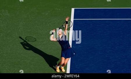 Vera Zvonareva von Russland gegen Jabeur von Tunesien während ihres Singles Runde 1 Spiels im Rahmen der Dubai Duty Free Tennis Championships WTA 500 am 15. Februar 2022 in Dubai, Vereinigte Arabische Emirate. Foto von Victor Fraile / Power Sport Images Stockfoto