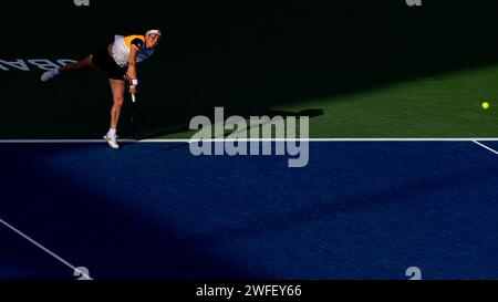 Vera Zvonareva von Russland gegen Jabeur von Tunesien während ihres Singles Runde 1 Spiels im Rahmen der Dubai Duty Free Tennis Championships WTA 500 am 15. Februar 2022 in Dubai, Vereinigte Arabische Emirate. Foto von Victor Fraile / Power Sport Images Stockfoto