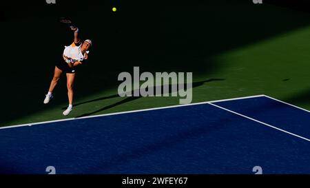 Vera Zvonareva von Russland gegen Jabeur von Tunesien während ihres Singles Runde 1 Spiels im Rahmen der Dubai Duty Free Tennis Championships WTA 500 am 15. Februar 2022 in Dubai, Vereinigte Arabische Emirate. Foto von Victor Fraile / Power Sport Images Stockfoto