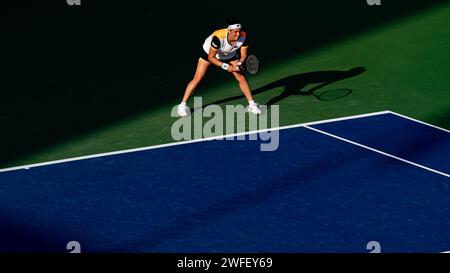 Vera Zvonareva von Russland gegen Jabeur von Tunesien während ihres Singles Runde 1 Spiels im Rahmen der Dubai Duty Free Tennis Championships WTA 500 am 15. Februar 2022 in Dubai, Vereinigte Arabische Emirate. Foto von Victor Fraile / Power Sport Images Stockfoto