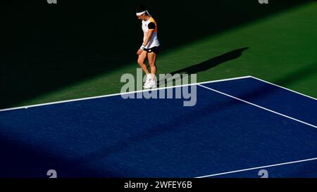 Vera Zvonareva von Russland gegen Jabeur von Tunesien während ihres Singles Runde 1 Spiels im Rahmen der Dubai Duty Free Tennis Championships WTA 500 am 15. Februar 2022 in Dubai, Vereinigte Arabische Emirate. Foto von Victor Fraile / Power Sport Images Stockfoto