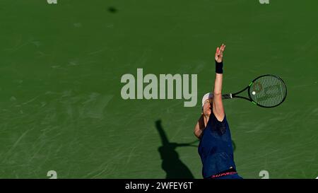 Vera Zvonareva von Russland gegen Jabeur von Tunesien während ihres Singles Runde 1 Spiels im Rahmen der Dubai Duty Free Tennis Championships WTA 500 am 15. Februar 2022 in Dubai, Vereinigte Arabische Emirate. Foto von Victor Fraile / Power Sport Images Stockfoto