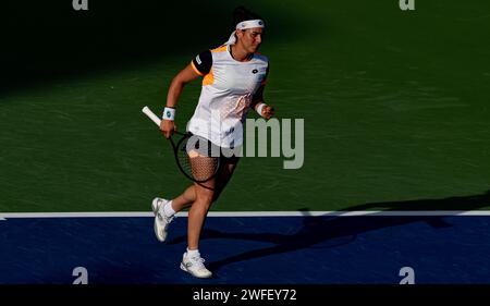 Vera Zvonareva von Russland gegen Jabeur von Tunesien während ihres Singles Runde 1 Spiels im Rahmen der Dubai Duty Free Tennis Championships WTA 500 am 15. Februar 2022 in Dubai, Vereinigte Arabische Emirate. Foto von Victor Fraile / Power Sport Images Stockfoto