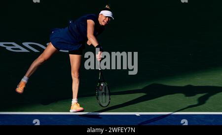 Vera Zvonareva von Russland gegen Jabeur von Tunesien während ihres Singles Runde 1 Spiels im Rahmen der Dubai Duty Free Tennis Championships WTA 500 am 15. Februar 2022 in Dubai, Vereinigte Arabische Emirate. Foto von Victor Fraile / Power Sport Images Stockfoto