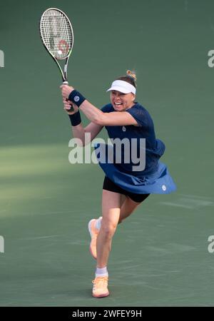 Vera Zvonareva von Russland gegen Jabeur von Tunesien während ihres Singles Runde 1 Spiels im Rahmen der Dubai Duty Free Tennis Championships WTA 500 am 15. Februar 2022 in Dubai, Vereinigte Arabische Emirate. Foto von Victor Fraile / Power Sport Images Stockfoto