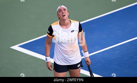 Vera Zvonareva von Russland gegen Jabeur von Tunesien während ihres Singles Runde 1 Spiels im Rahmen der Dubai Duty Free Tennis Championships WTA 500 am 15. Februar 2022 in Dubai, Vereinigte Arabische Emirate. Foto von Victor Fraile / Power Sport Images Stockfoto