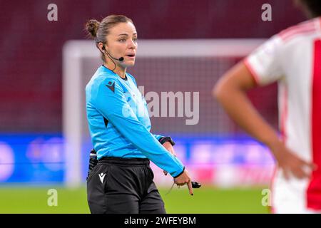 Amsterdam-Duivendrecht, Niederlande. 30. Januar 2024. AMSTERDAM-DUIVENDRECHT, NIEDERLANDE - JANUAR 30: Schiedsrichterin Marta Huerta de AZA gibt Gesten beim Spiel der UEFA Women's Champions League - Gruppe C zwischen AFC Ajax und AS Roma im Sportpark de Toekomst am 30. Januar 2024 in Amsterdam-Duivendrecht, Niederlande. (Foto: Jan Mulder/Orange Pictures) Credit: dpa/Alamy Live News Stockfoto