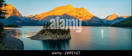 Island on Lake, Upper Kananaskis Lake, Mount Sarrail, Mount Lyautey, Alberta, Kanada Stockfoto