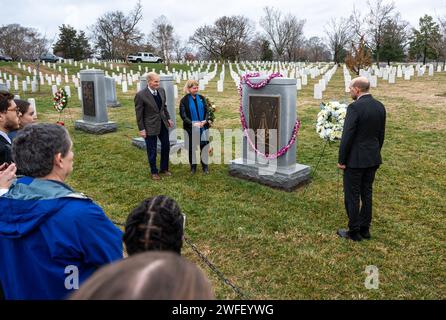 Arlington, Virginia, USA. Januar 2024. Von links nach rechts: NASA-Administrator Bill Nelson, stellvertretender NASA-Administrator Pam Melroy, und der stellvertretende Missionschef der israelischen Botschaft Eliav Benjamin, platzieren Kränze am Space Shuttle Columbia Memorial während einer Zeremonie, die Teil des NASA-Gedenktages war, Donnerstag, den 25. Januar 2024, auf dem Arlington National Cemetery in Arlington, Virginia Die Kränze wurden in Erinnerung an die Männer und Frauen gelegt, die ihr Leben auf der Suche nach Weltraumforschung verloren haben. (Kreditbild: © Keegan Barber/NASA/ZUMA Press Wire) NUR REDAKTIONELLE VERWENDUNG! Nicht für kommerzielle Zwecke Stockfoto