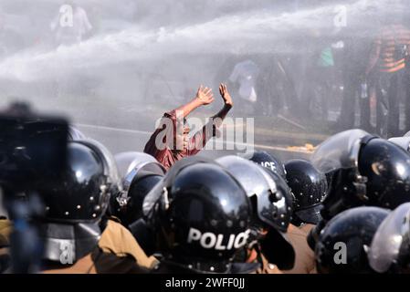 Colombo, Westprovinz, Sri Lanka. 30. Januar 2024. Die Oppositionspartei Sri Lankas (Samagi Jana Balawegaya) begann eine Versammlung in der Nähe des Viharamahadevi-Parks und forderte die Regierung auf, die Demokratie zu stärken, den wirtschaftlichen Druck auf die Bevölkerung des Landes zu verringern und den Menschen ein freies Leben zu ermöglichen. Die Polizei feuerte Tränengas und Wasserkanone auf den Protest in der Nähe der Nationalbibliothek ab. (Kreditbild: © Ruwan Walpola/Pacific Press via ZUMA Press Wire) NUR REDAKTIONELLE VERWENDUNG! Nicht für kommerzielle ZWECKE! Stockfoto