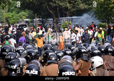 Colombo, Westprovinz, Sri Lanka. 30. Januar 2024. Die Oppositionspartei Sri Lankas (Samagi Jana Balawegaya) begann eine Versammlung in der Nähe des Viharamahadevi-Parks und forderte die Regierung auf, die Demokratie zu stärken, den wirtschaftlichen Druck auf die Bevölkerung des Landes zu verringern und den Menschen ein freies Leben zu ermöglichen. Die Polizei feuerte Tränengas und Wasserkanone auf den Protest in der Nähe der Nationalbibliothek ab. (Kreditbild: © Ruwan Walpola/Pacific Press via ZUMA Press Wire) NUR REDAKTIONELLE VERWENDUNG! Nicht für kommerzielle ZWECKE! Stockfoto